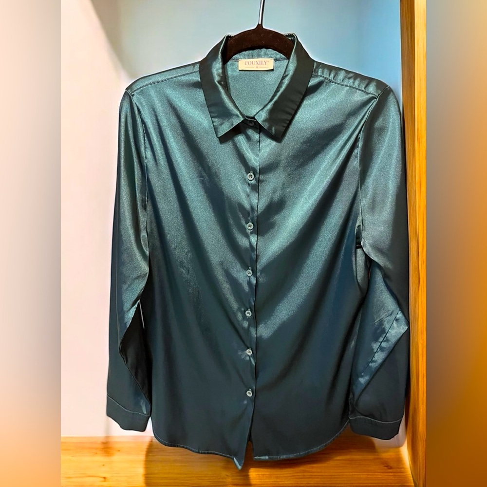 Satin Silky Green Blouse Button Up Women’s size Medium